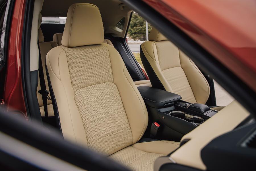 Интерьер Lexus NX300h 2017 года  (NA) (фото 12 из 15)